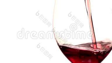 红酒倒入白色背景的玻璃杯中