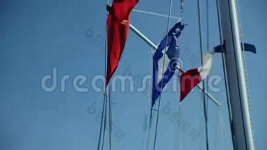 在刮风的天气里帆船上的旗子