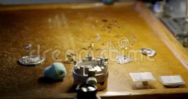 时钟修理工具和螺钉的安装