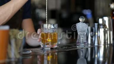 酒保在玻璃杯里搅动岁月和酒精