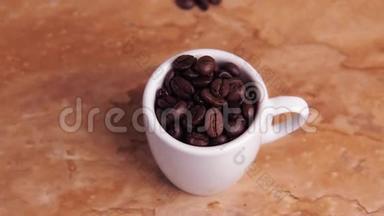 咖啡豆的问号.. 大理石雕花桌上的咖啡豆的标志。 白杯加咖啡豆..