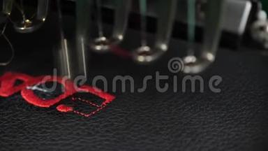 一种自动机器刺绣图案，黑色<strong>布</strong>上有<strong>红色</strong>的线。 机器人缝纫机。 自动缝纫