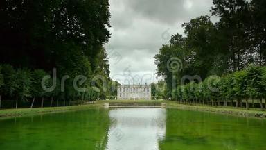 法国城堡花园的水镜