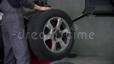 <strong>汽车</strong>修理工正在检查轮胎的精度