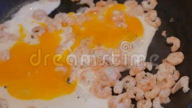 用油煎锅把煎好的虾子和鸡蛋放在一起。 4UHDK