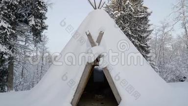 维京人在爱沙尼亚的雪地上摇摇欲坠