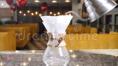 现代和替代的咖啡制作方式。 咖啡师用咖啡<strong>机</strong>冲泡咖啡。 双手合拢，滚<strong>烫</strong>