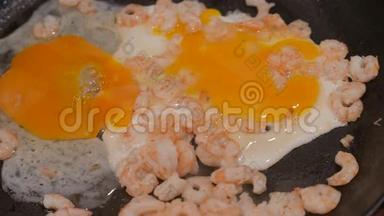 用油煎锅把煎好的虾子和鸡蛋放在一起。 4UHDK