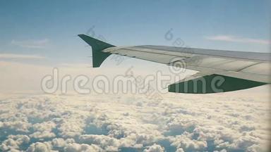 <strong>飞机</strong>飞过云层。 从窗口到天空和<strong>飞机机翼</strong>的视图。