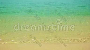 温暖的海水，清澈的海水和金色的沙滩