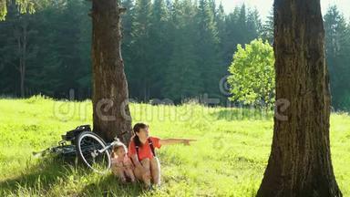 这家人在阳光明媚的日子里骑自行车在夏天的森林里休息。