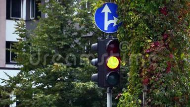 红绿灯和路牌..