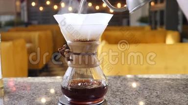 现代和替代的咖啡制作方式。靠近咖啡师手工煮咖啡。 加入磨碎的咖啡