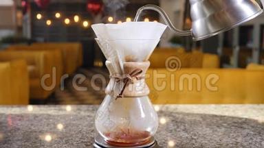 现代和替代的咖啡制作方式。 咖啡师用咖啡机冲泡咖啡。 双手合拢，滚烫