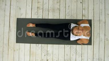 年轻美女做瑜伽运动，太阳敬礼姿势
