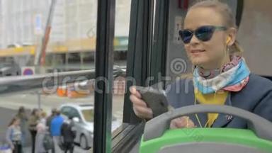 乘坐双层巴士在城市旅行的妇女