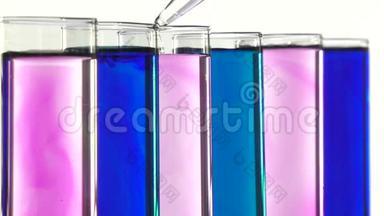 用移液管将液体加入试管中蓝色和粉红色