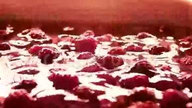 在浅水中滚动的红树莓，超级慢动作视频