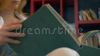 在书架背景下，年轻女子在图书馆看书