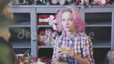 有<strong>粉色头发</strong>的女人为家里做圣诞装饰品。
