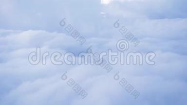从飞机窗口观看多云的<strong>天空</strong>飞行。 <strong>白云</strong>在<strong>天空</strong>中从窗口飞行的飞机。 云景