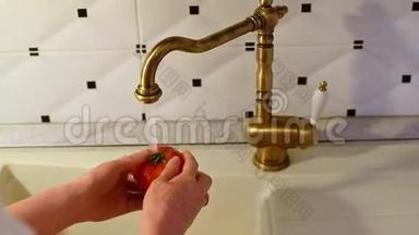 女子洗手台上的红番茄
