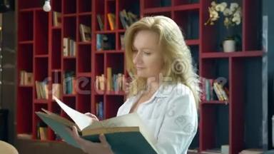 在书架背景下，年轻女子在<strong>图书馆看书</strong>