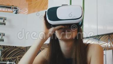 坐在浴室里的女孩头上戴着虚拟现实面具。 <strong>四处</strong>张望