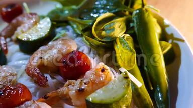 泰国中式融合美食，面条与大虾炒串