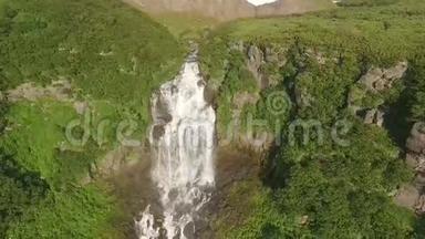 青山中的大瀑布。 最长的美丽瀑布