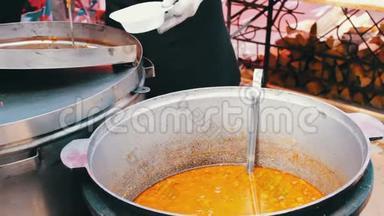 一大碗热汤，是为人们街上的食物，快餐，街上的小吃，美味可口的