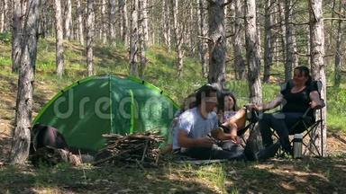 一家人在树林里搭帐篷
