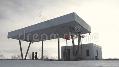 冬天路边废弃加油站的景色。 废弃的加油站，没有燃油标志