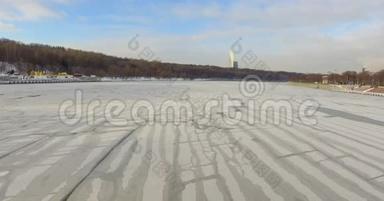 飞越<strong>冰冻</strong>的莫斯科河