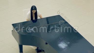 弹<strong>钢琴</strong>的女孩的画像.. 4K.
