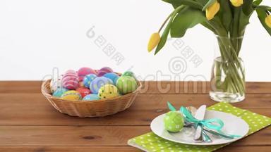 提供篮子和鲜花的复活节彩蛋