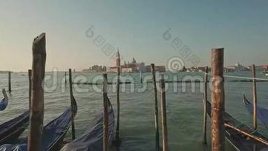 威尼斯，意大利-2016年6月19日：用圣乔治钟楼在多吉<strong>宫</strong>堤上停放贡多拉斯