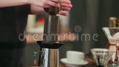 咖啡师加磨咖啡，<strong>倒热水</strong>