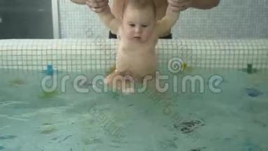 那个男人和儿子在<strong>儿童游泳</strong>池里做水上运动