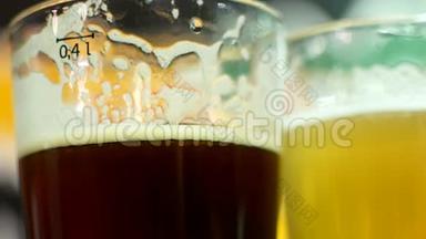 一杯又黑又淡的啤酒特写.. 啤酒杯中的IPA和Lagger。 朋友们在酒吧喝啤酒