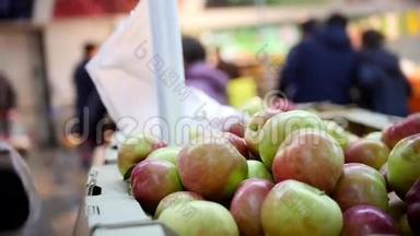 超市-顾客在水果部挑选苹果，分散注意力
