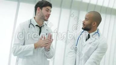 两位年轻的医生穿着医用长袍，<strong>争论</strong>不休