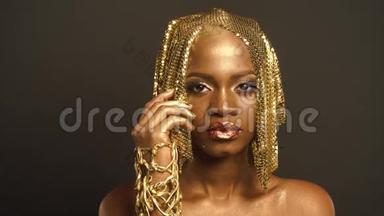 反射。 光彩照人的非洲裔美国妇女与明亮的<strong>金色化妆</strong>肖像。 青铜体彩