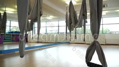慢速运动，灰色吊床悬挂飞行瑜伽在健身房，滑