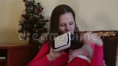 妈妈和孩子玩。 显示虚拟现实掩码。
