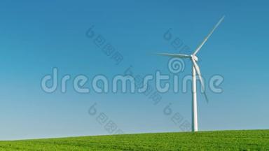 工业风力发电机矗立在一座青山上。 在蓝天的背景下，一幅田园诗般的画面