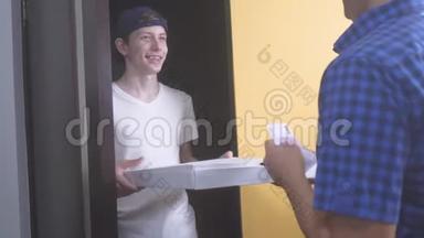 披萨外卖概念。 青少年男孩送了一盒比萨饼。 慢动作视频。 快餐食品概念快餐食品
