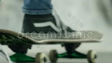 在混凝土上滑冰时，把滑板的脚收起来。 在公园里滑冰的时候把滑板的脚收起来
