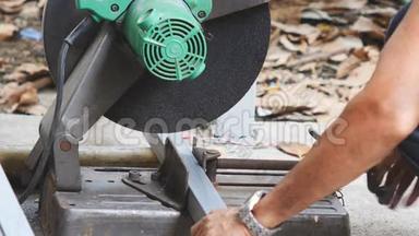工人用切割机切割钢材