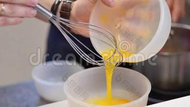 把蛋黄和糖放在玻璃碗里。 用搅拌器将蛋黄打在碗里。 打蛋黄